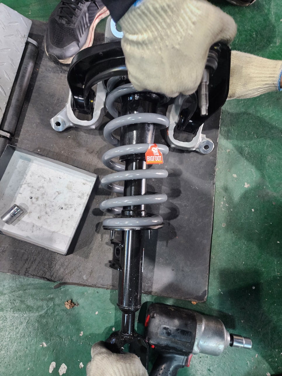 PV5 CARGO FRONT BIGFOOT SPRING ASSEMBLY